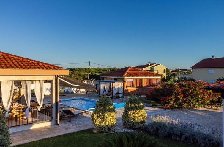 Vakantiehuis Holiday Home Beti with heated pool