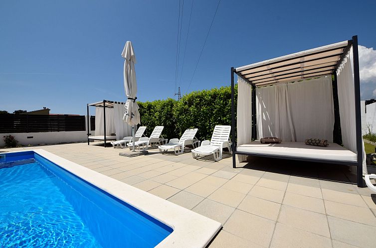 Vakantiehuis Queen Ahn with heated pool