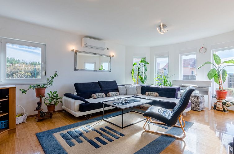 Vakantiehuis Queen Ahn with heated pool