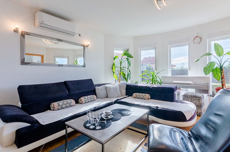 Vakantiehuis Queen Ahn with heated pool