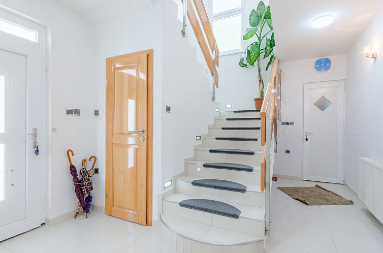 Vakantiehuis Queen Ahn with heated pool