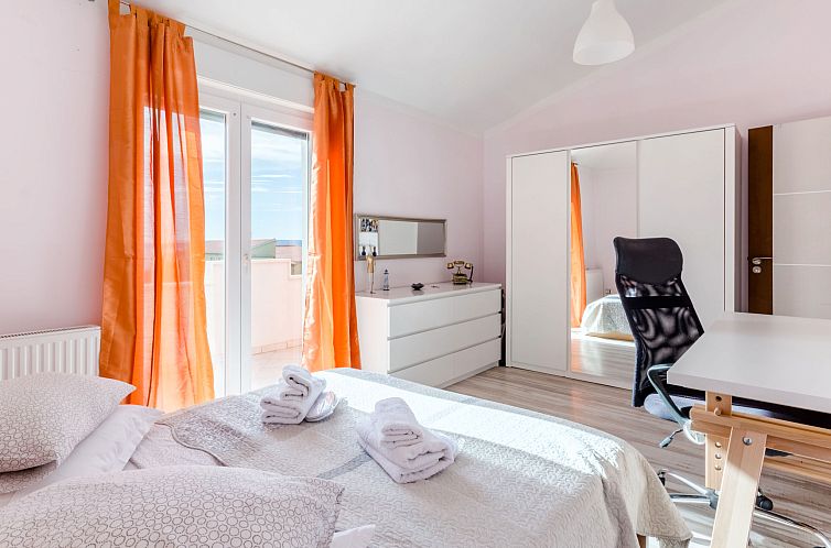 Vakantiehuis Queen Ahn with heated pool