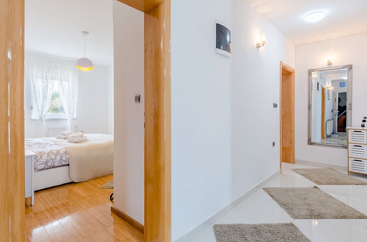 Vakantiehuis Queen Ahn with heated pool