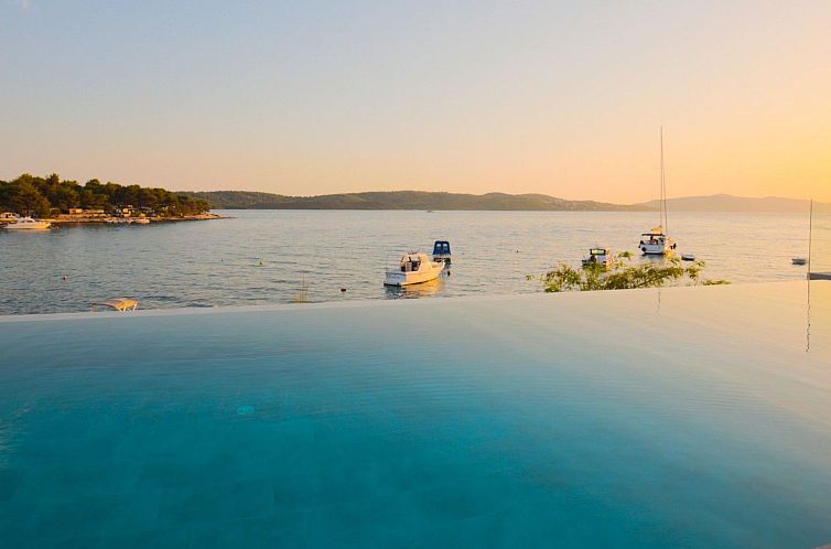 Vakantiehuis Luxuriöse Fünf-Sterne-Ferienvilla Astra Azzur