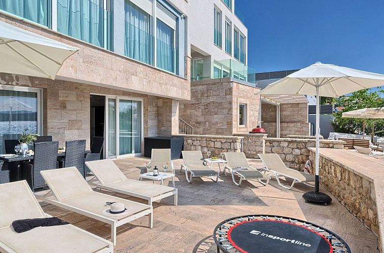 Vakantiehuis Luxuriöse Fünf-Sterne-Ferienvilla Astra Azzur