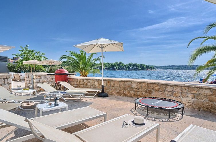 Vakantiehuis Luxuriöse Fünf-Sterne-Ferienvilla Astra Azzur