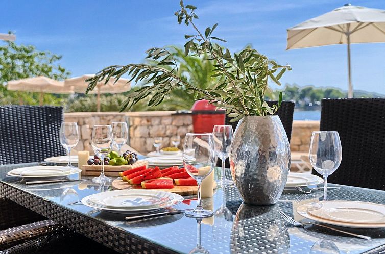 Vakantiehuis Luxuriöse Fünf-Sterne-Ferienvilla Astra Azzur