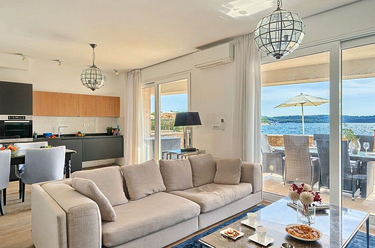 Vakantiehuis Luxuriöse Fünf-Sterne-Ferienvilla Astra Azzur