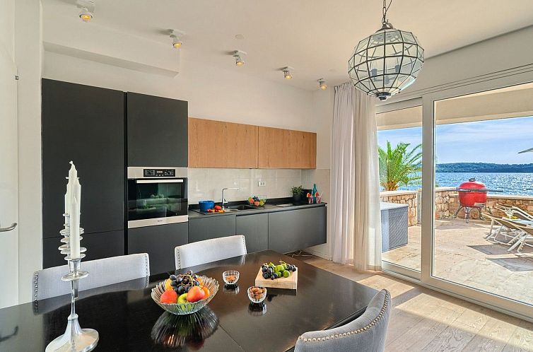 Vakantiehuis Luxuriöse Fünf-Sterne-Ferienvilla Astra Azzur