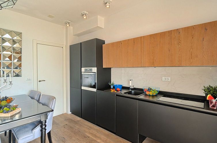 Vakantiehuis Luxuriöse Fünf-Sterne-Ferienvilla Astra Azzur