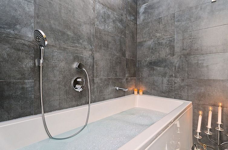 Vakantiehuis Luxuriöse Fünf-Sterne-Ferienvilla Astra Azzur