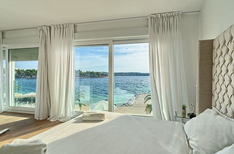 Vakantiehuis Luxuriöse Fünf-Sterne-Ferienvilla Astra Azzur