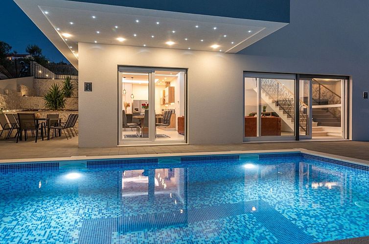 Vakantiehuis Luxuriöse Villa Fantasy mit Meerblick und Pool