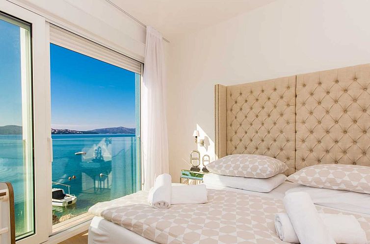 Vakantiehuis Luxuriöse Ferienvilla am Strand Luna Azzurra