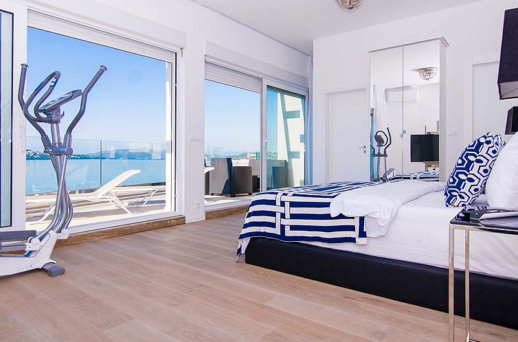 Vakantiehuis Luxuriöse Ferienvilla am Strand Luna Azzurra