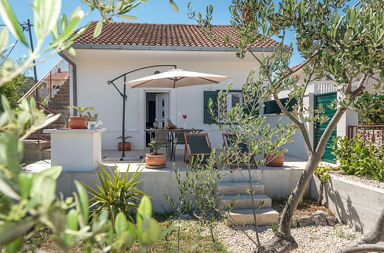 Vakantiehuis Modernes Ferienhaus mit Terrasse und Meerblick