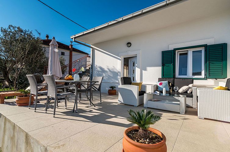Vakantiehuis Modernes Ferienhaus mit Terrasse und Meerblick