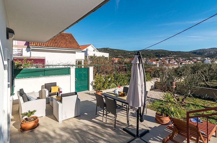 Vakantiehuis Modernes Ferienhaus mit Terrasse und Meerblick