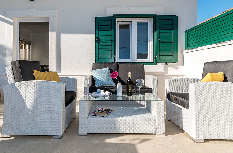 Vakantiehuis Modernes Ferienhaus mit Terrasse und Meerblick