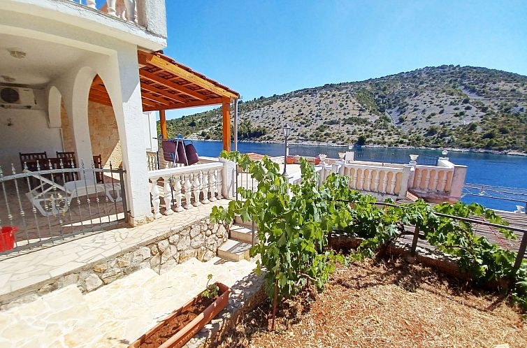 Guest house 1032032 - Apartment Dalmatia - Appartement Wohnung "Carmen 4" direkt am Strand