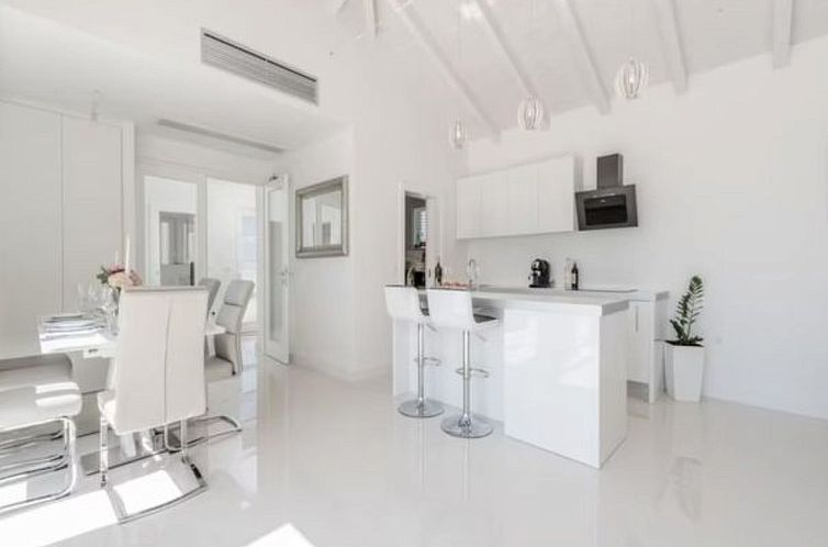 Vakantiehuis Luxurious villa Bright with pool