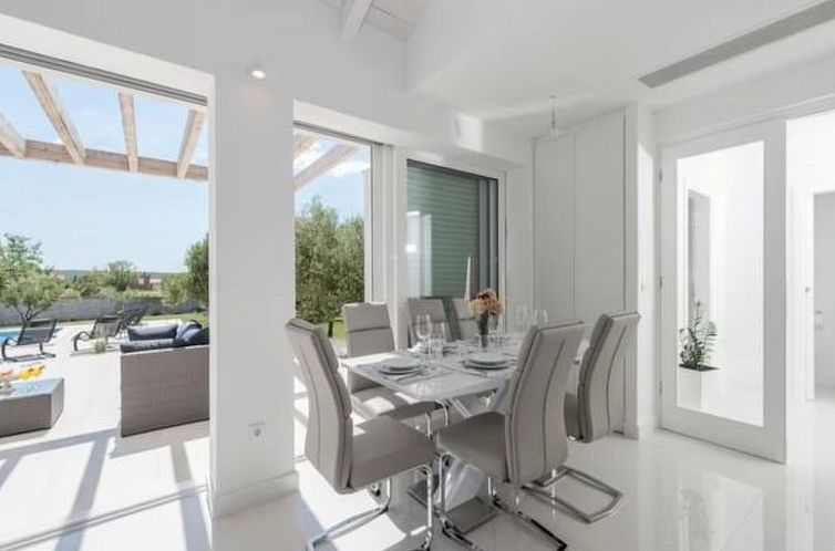 Vakantiehuis Luxurious villa Bright with pool