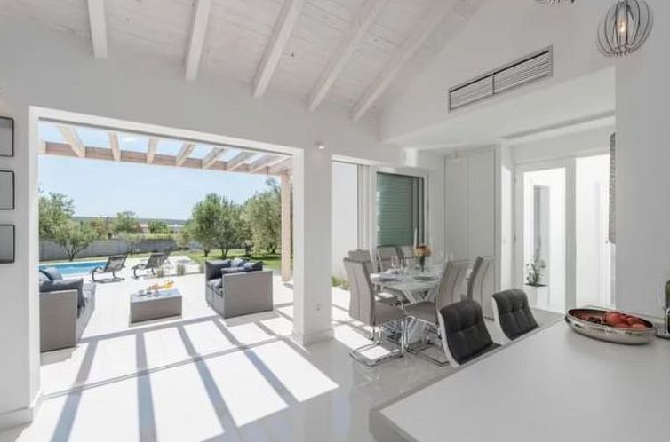 Vakantiehuis Luxurious villa Bright with pool