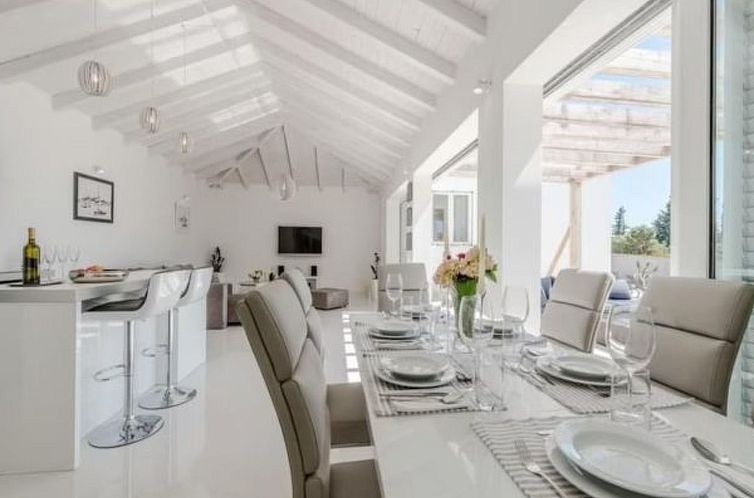 Vakantiehuis Luxurious villa Bright with pool