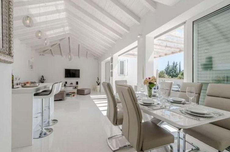 Vakantiehuis Luxurious villa Bright with pool