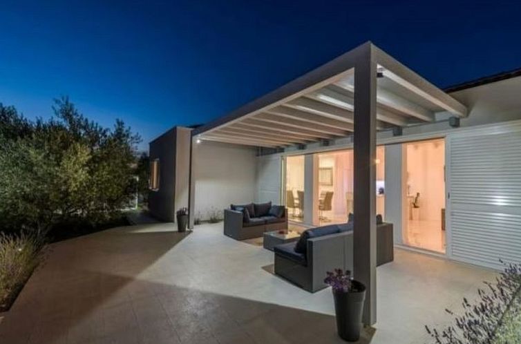 Vakantiehuis Luxurious villa Bright with pool