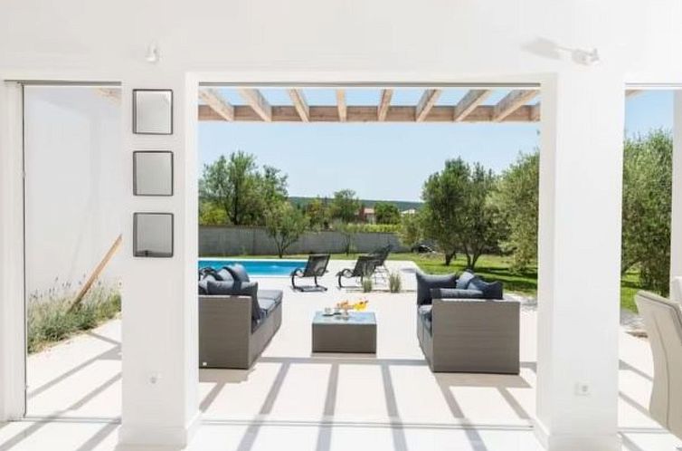 Vakantiehuis Luxurious villa Bright with pool