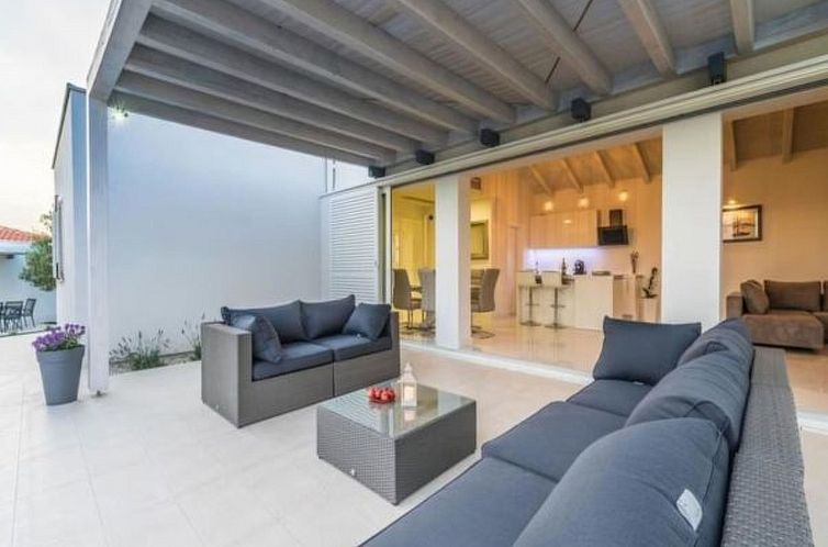 Vakantiehuis Luxurious villa Bright with pool