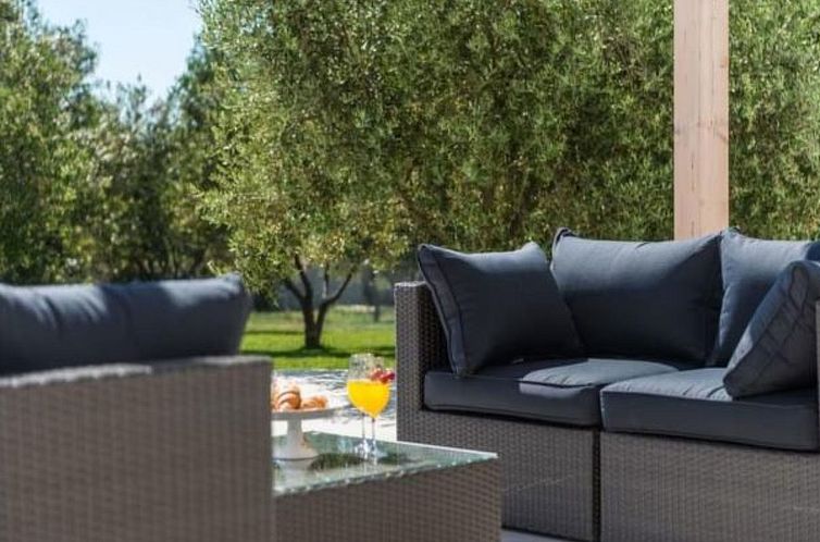 Vakantiehuis Luxurious villa Bright with pool