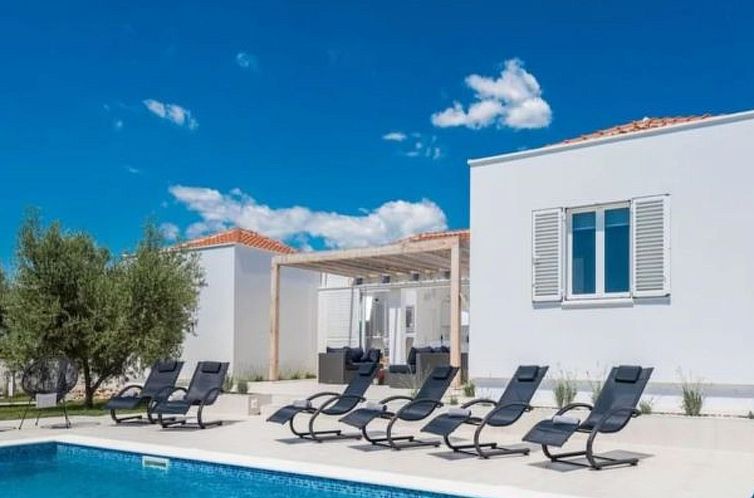 Vakantiehuis Luxurious villa Bright with pool