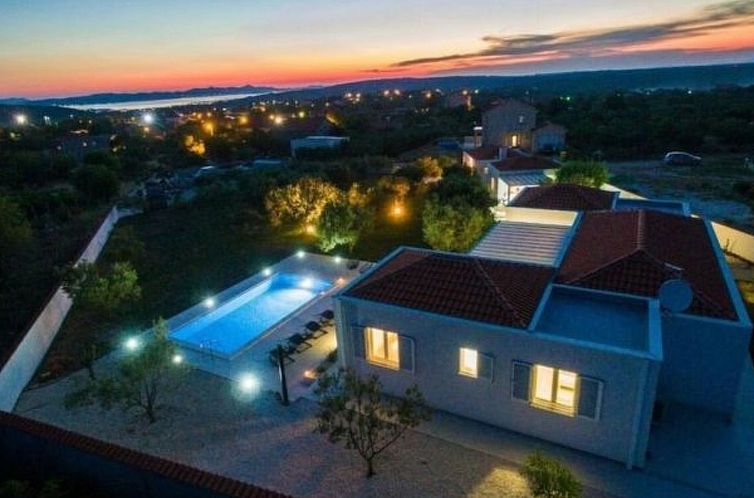 Vakantiehuis Luxurious villa Bright with pool
