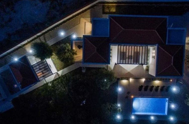 Vakantiehuis Luxurious villa Bright with pool