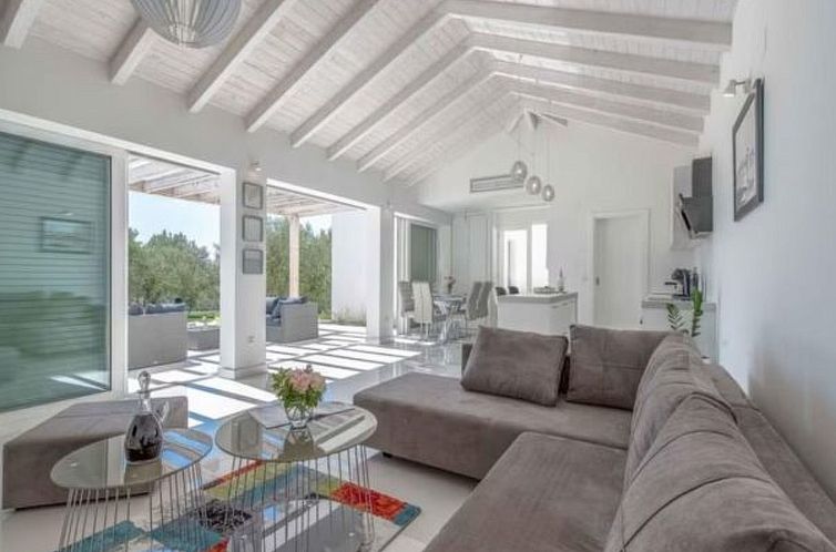 Vakantiehuis Luxurious villa Bright with pool