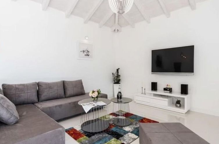 Vakantiehuis Luxurious villa Bright with pool