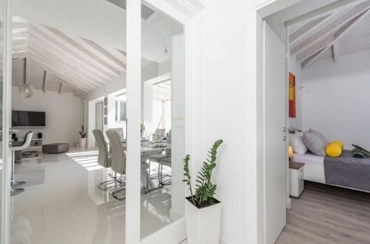 Vakantiehuis Luxurious villa Bright with pool