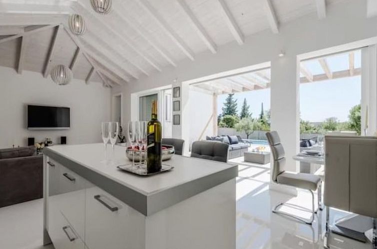 Vakantiehuis Luxurious villa Bright with pool