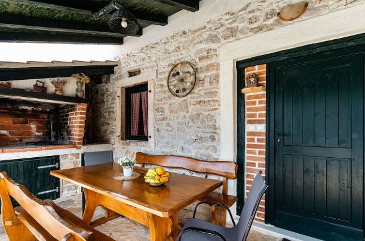 Vakantiehuis Stone Villa Mia with pool