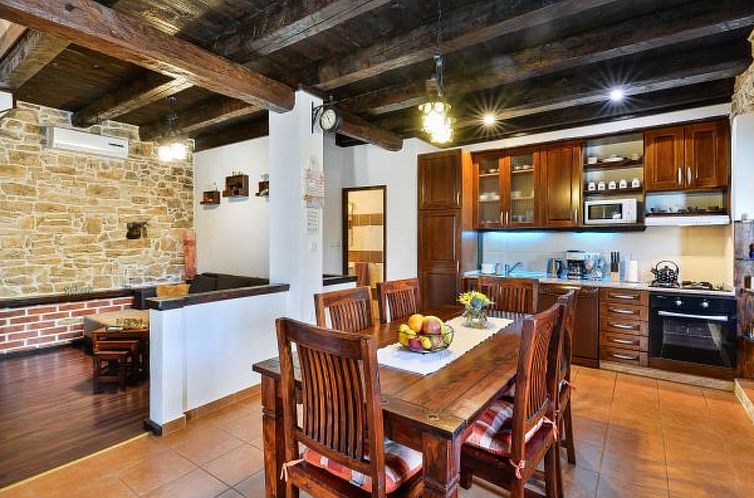 Vakantiehuis Stone Villa Mia with pool