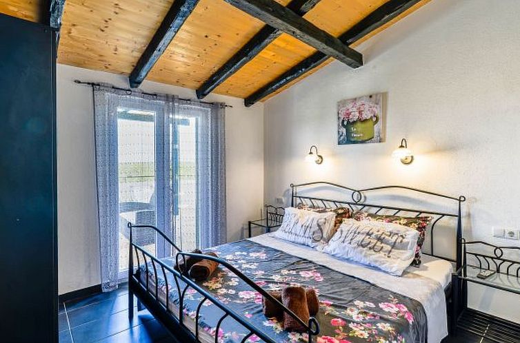 Vakantiehuis Stone Villa Mia with pool