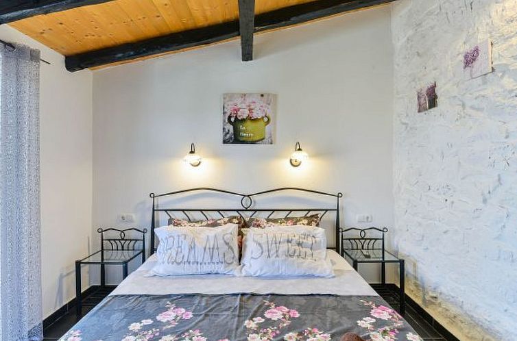 Vakantiehuis Stone Villa Mia with pool