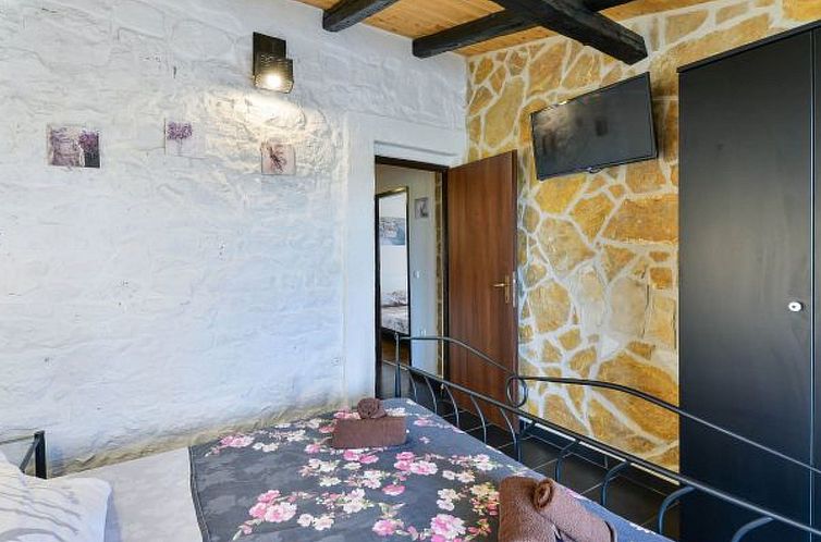 Vakantiehuis Stone Villa Mia with pool