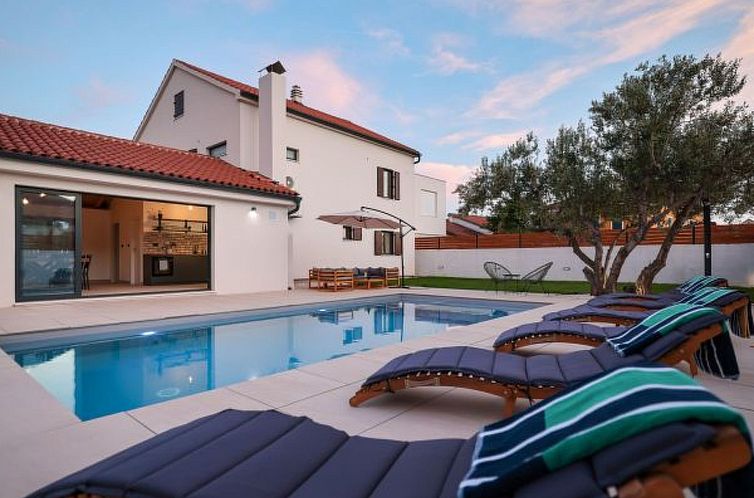 Unterkunft 10320930 - Ferienhaus Dalmatien - Vakantiehuis Villa Marta with heated pool and traditional ta