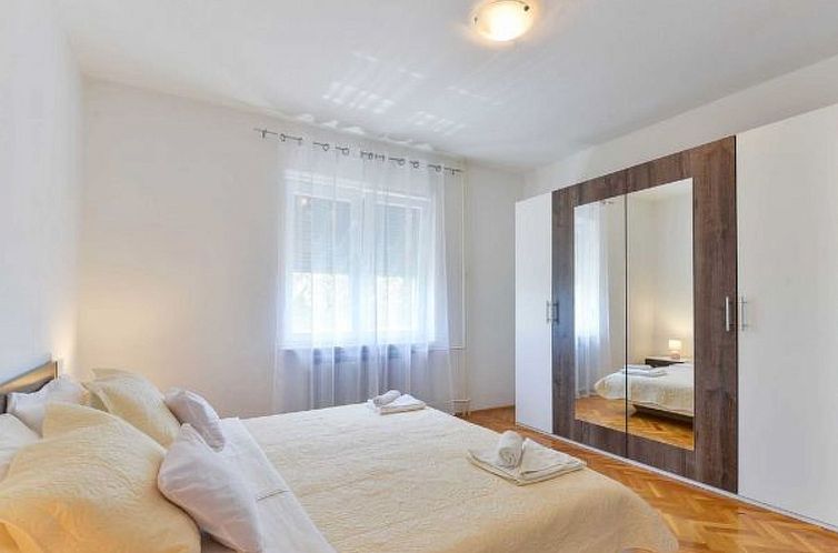 Vakantiehuis Holiday Home Vesna with pool