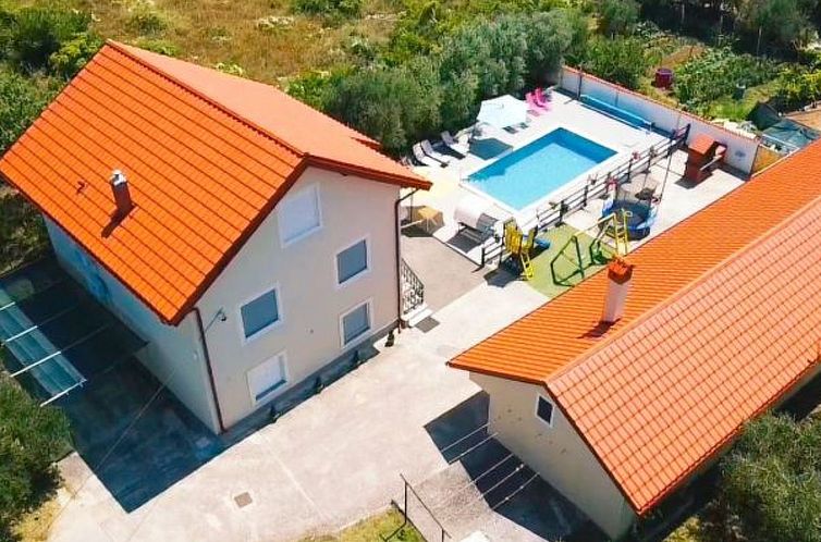 Vakantiehuis Holiday Home Vesna with pool