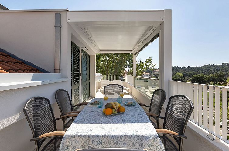 Appartement Penthouse Nikolina-50m to beach