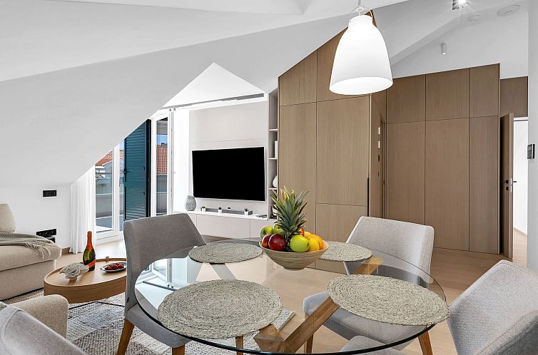 Appartement Penthouse Nikolina-50m to beach